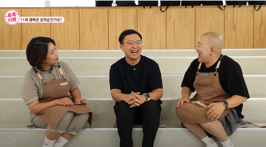 교육 이야기를 나누며 웃는 선생님들
